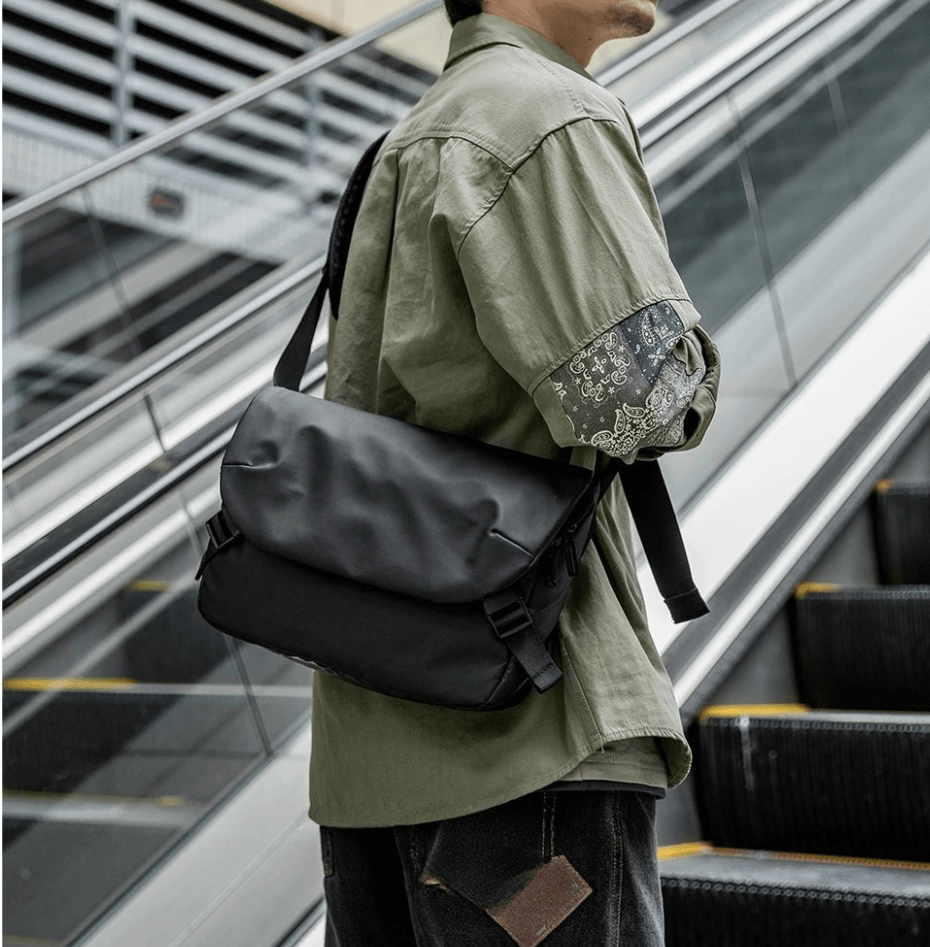 Crossbody Bag Impermeável 2 tamanhos - design contemporâneo